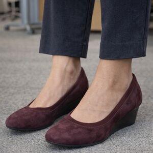 Clarks Collection Burgundy Suede Flats Size 8 Comfort Cushioned Slip On Shoes